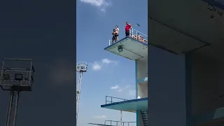 شوف الرجالة وهما بينطو قفزة الثقة 