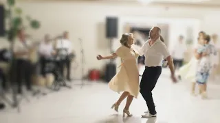 Сиджу я край віконечка Весільний вальс полька фокстрот Українська народна пісня Гурт Водограй 