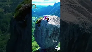 يا سائلي عن ي وصوتي ما انثنى واعتلى   من أنا حسان ثابت دندنها
