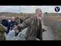 Lagu Prisioneros ucranianos liberados tiran las raciones militares rusas