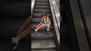 نهاية غير متوقعة لذهب بالدرج الكهربائي  نهاية غير متوقعة لذهب بالدرج الكهربائي