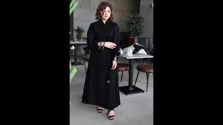 عباية رزة بكم مفتوح وبطانة سوداء شفافة بخطوط 