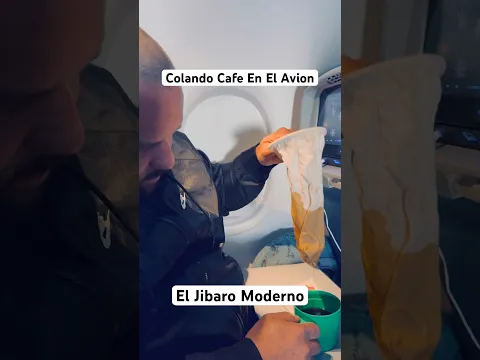 Colando Cafe En El Avion De Camino A Chicago