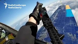 بندقية هجومية في طائرة مروحية ذات قمرة قيادة مفتوحة  صيادو المسيرات غير التقليديون في أوكرانيا دندنها