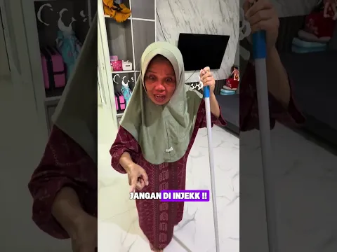 saat emak lagi nge-pel lantai