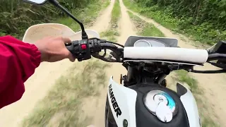 Simulador en tiempo real de manejar una moto en el campo 