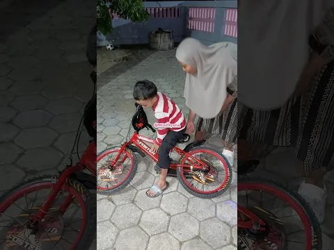 SI BOCIL LATIHAN SEPEDA SAMPE JATUH