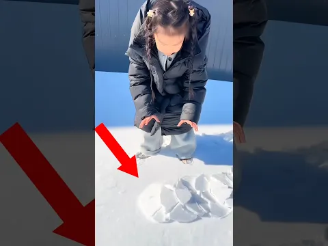 बर्फ़ के नीचे कुछ हिल रहा था… लेकिन निकला कुछ और! 😱#shorts #ytshorts #shortsfeed