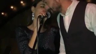 غناء  اوزجو كايا مع حبيبها بوراك سيردار في حفل عيد ميلادها   دندنها