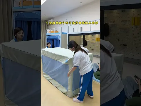 This Girl Turned Her Hostel Bed Into a Private Room