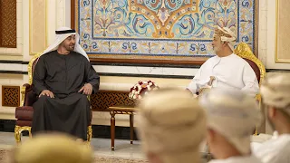رئيس الدولة وسلطان عمان يبحثان في صلالة علاقات البلدين والتطورات الإقليمية 