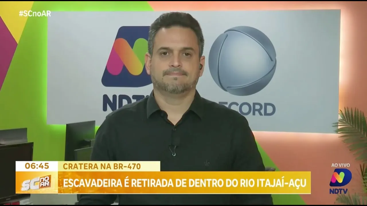 Máquina arrastada por deslizamento é retirada do Rio Itajaí-Açu na BR-470