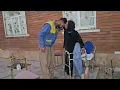 Lagu Grandmother thanks her son Hussein with a kiss
