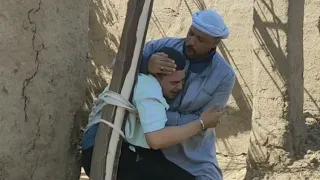 نصبوا على أبو العريف وسرقوا التوك توك   ومحمد دفع الثمن مربوط في الشجرة  دندنها