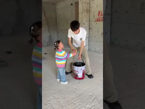 قام الطفل الصغير اللطيف بمشاركة الحلوى مع عائلته!