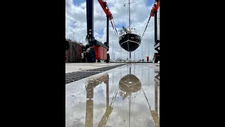 Mijn boot, een 27 voet Grinde, wordt uit het water gehesen – Ep. 35