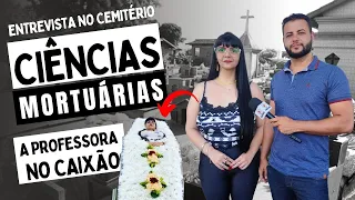 UMA AULA DE CIÊNCIAS MORTUÁRIAS NO CEMITÉRIO