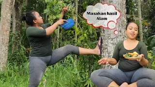 survival dalam hutan mencari makanan hasil alam langsung di masak di hutan