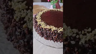 كيكة العيد/ كيكة بالشكلاط بطبقة مقرمشة لذيذة سهلة في التحضير😋😋🌹عيدكم مبارك سعيد كل عام وانتم بخير❤️🌹