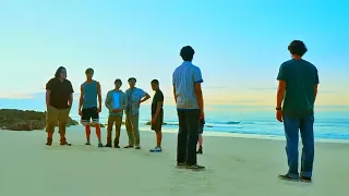 مجموعة شباب بيتحبسوا في جزيرة مهجورة ومابيلاقوش أي وسيلة تواصل مع العالم الخارجي 