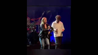 رقص وغنا تانر اولماز وديميت افجار في حفل الباربار 