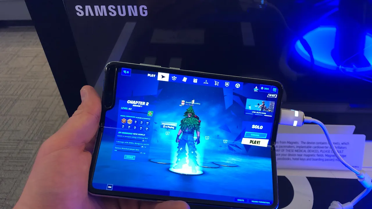 Playing FortNite On Samsung Galaxy Fold!!