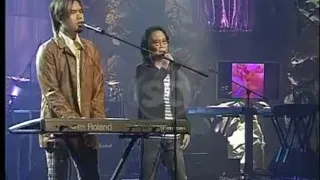 Download Chrisye \u0026 Ahmad Dhani - Jika Surga Dan Neraka Tak Pernah Ada | Konser Senyawa 2005 MP3