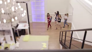 أجمل ما في الحلقة هي أن الموديلز أطفال أكيد الـ Runway له حلة خاصة الليلة 