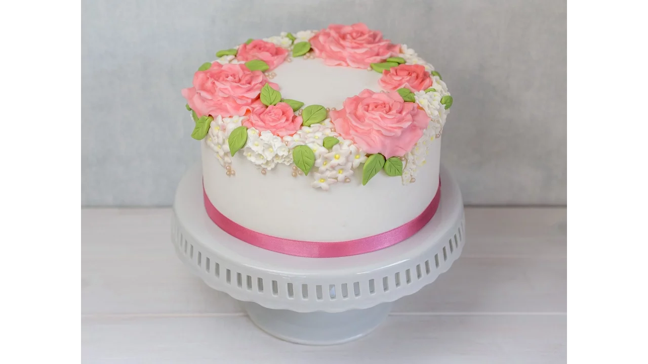 Hallöchen ihr Lieben, heute gibt es eine zweistöckige Geburtstagstorte mit Fondant, die ich vor kurz. 