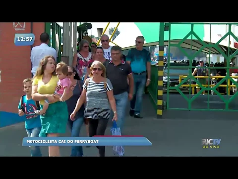 Motociclista cai no rio durante a travessia do FerryBoat de Itajaí para Navegantes