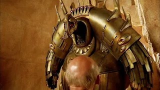 Aliens meet their contact on Earth - The Fifth Element 1997