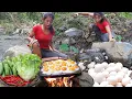Download Lagu Pick lots egg near river and Cooking eggs on the rock for dinner - Survival cooking in jungle