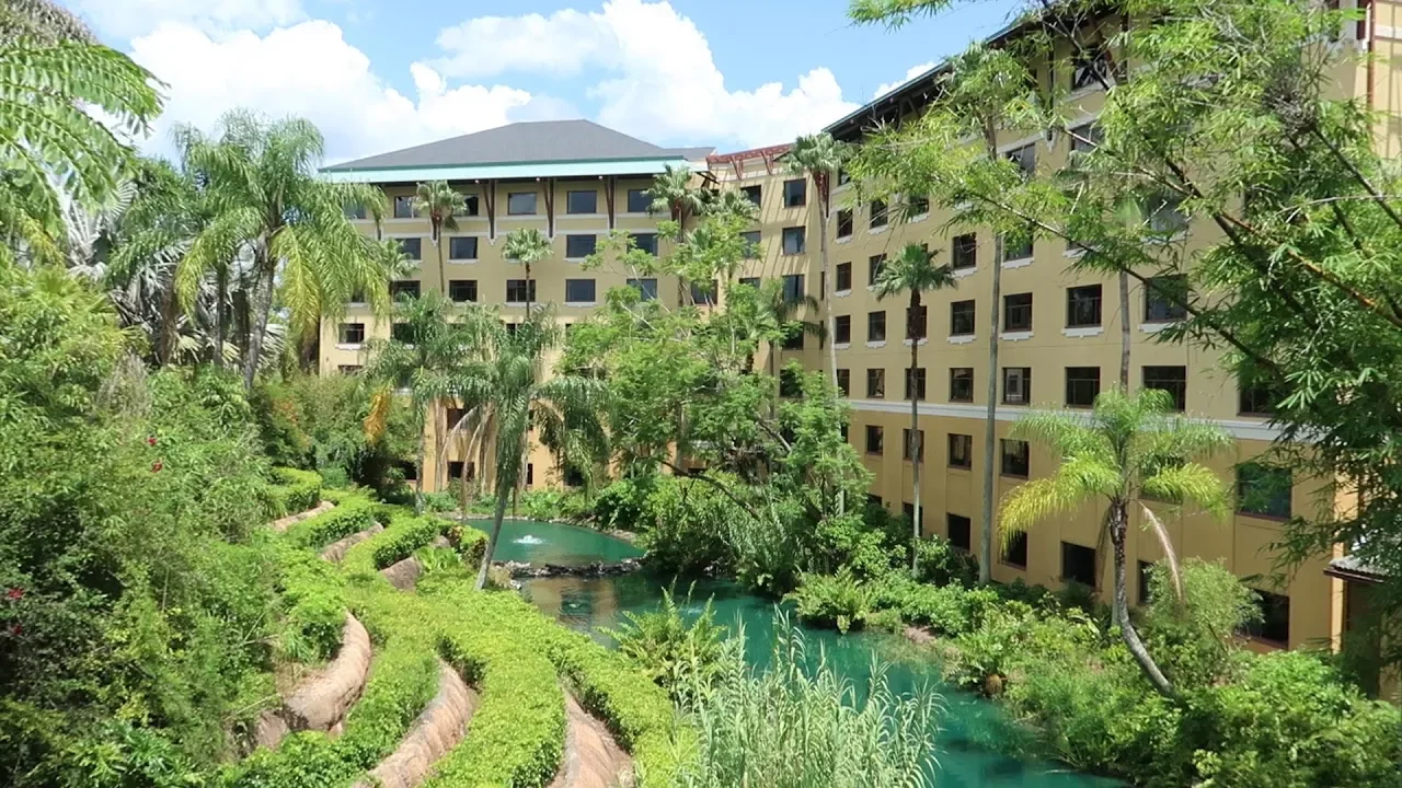 Universal Orlando Royal Pacific Resort Tour | Detailed Hotel Grounds & Standard Queen Room Tour