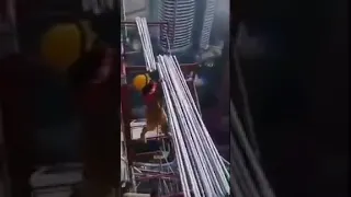 اذا ترى أن عملك شاق جدا شاهد هذا الفيديو لتكتشف انك في راحة 