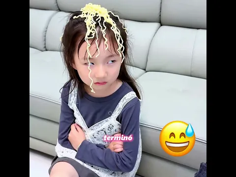 La niña besa a la mujer en la foto todos los días