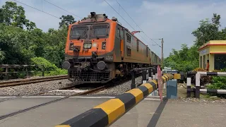 Dangerous Speedy Route Diverted Uttar Banga Express Furious Moving Throughout at Railgate crossing 