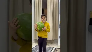 لما ابنك يجيب بطيخة قرعة 