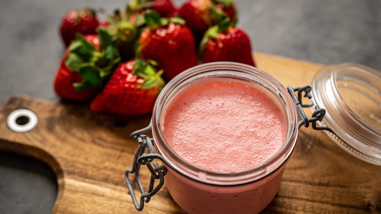 Tem morangos em casa? que tal uma Mousse de morango ?
