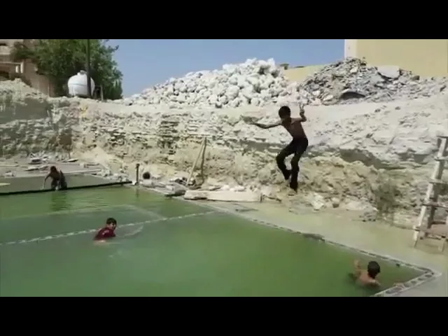 ⁣🏊‍♀️🏊 في قرية العكر بالبحرين أرادهُ سرداب فتحوّل له عيون