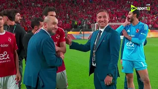 الأهلي يرفع الكأس لحظة تتويج الأهلي بكأس السوبر نهائي كأس السوبر المصري 2025 