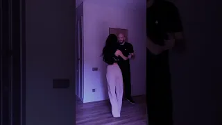 شو عملت فيا من لما لفت ع خصرها هالشال 