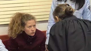 عهد التميمي أثناء طلب الافراج عنها من محكمة الاحتلال 