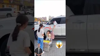 رجل وابنته يغيران حياة فتاة صغيرة بعمل إنساني رائع 