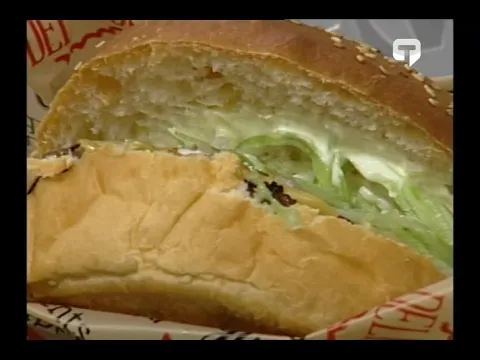 Chili Fries y hamburguesa de jamón y queso