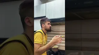 من الابن الصغير يذوق الاكل برمضان ضياء طلال 