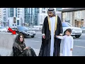تجاهل الملياردير المتسولة الفقيرة، حتى توقف ابنه وقال: «إنها تشبه أمي تمامًا» فصُدم الجميع…