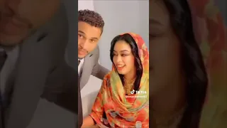 شاهد بالفيديو الفنانة إيمان الشريف تبدي إعجابها بأناقة زوجها وتداعب ربطة عنقه و بدلته 