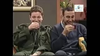 قصي خولي و ليث مفتي  مشهد مضحك مشربش الشاي اشرب ازوزة قلة ذوق وكثرة غلبة دندنها