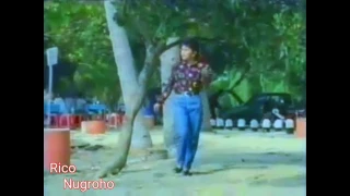 ellyn tamaya dibolak balik audio stereo 