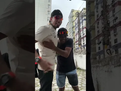 MC Kauan  presentei com uma camisa da Veneno de Cobra "A Marca"